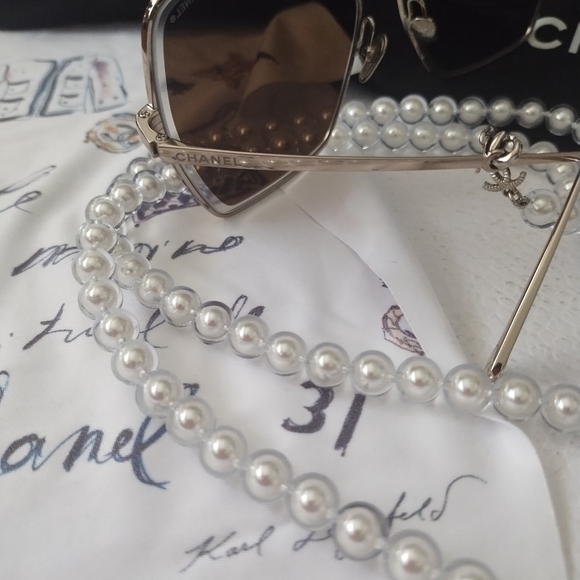 CHANEL SUNGLASSES WITH PEARL ATTACHMENT - Picture 13 of 16